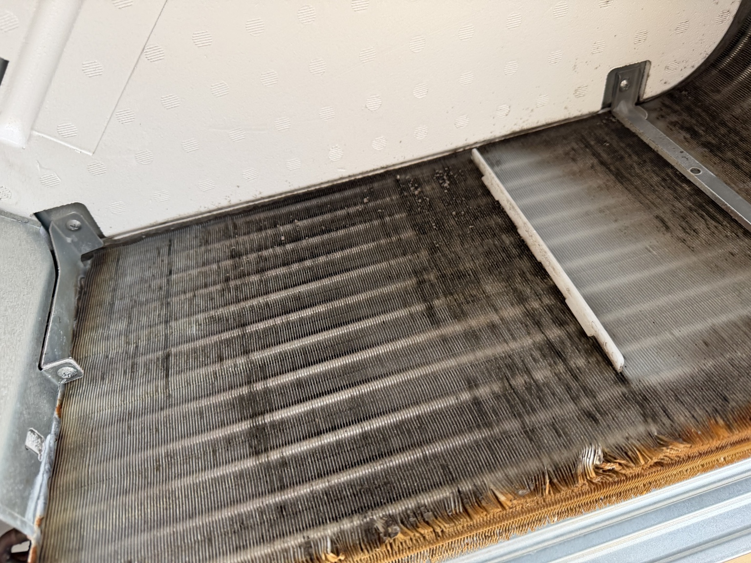 洗浄前のエアコン熱交換器