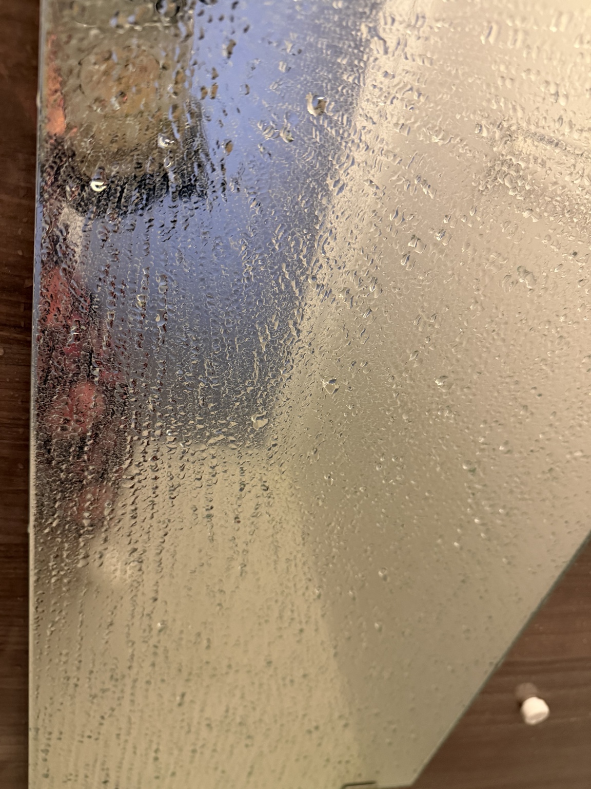 浴室ミラーのクリーニング中